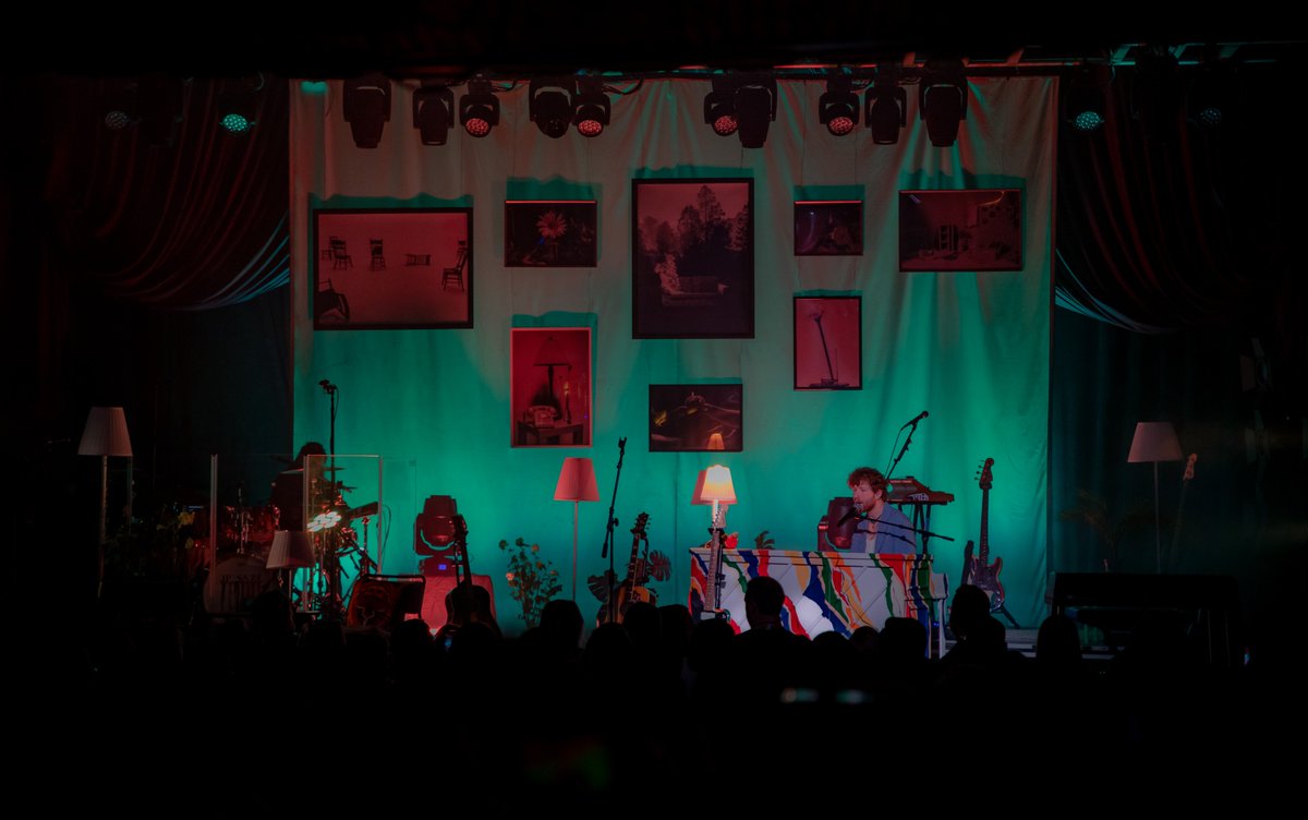 Live Recap: Earlier this week, <a href="/jpsaxe/">JP Saxe</a> packed the House of Blues for an evening of heartfelt songs, cathartic story-telling and comedic stage banter.
Read the full review here: anchrmagazine.com/gigswedig/2024…