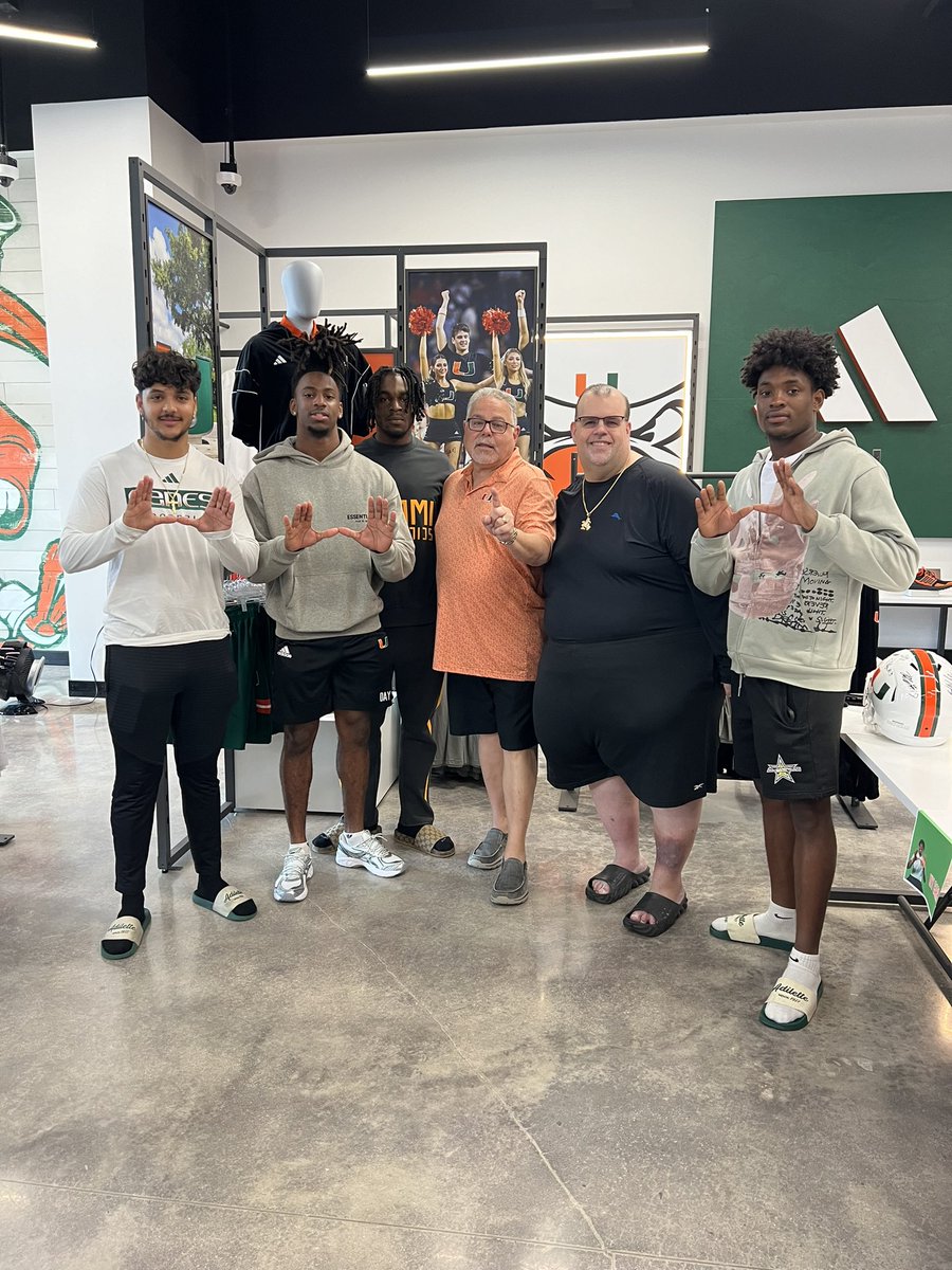 Thank you to @Borregales_andy , @NyCarr1 ,@dylandayy12 & @PattersonZaquan and the fans that came by @miamihts today. 🙌🏈💪