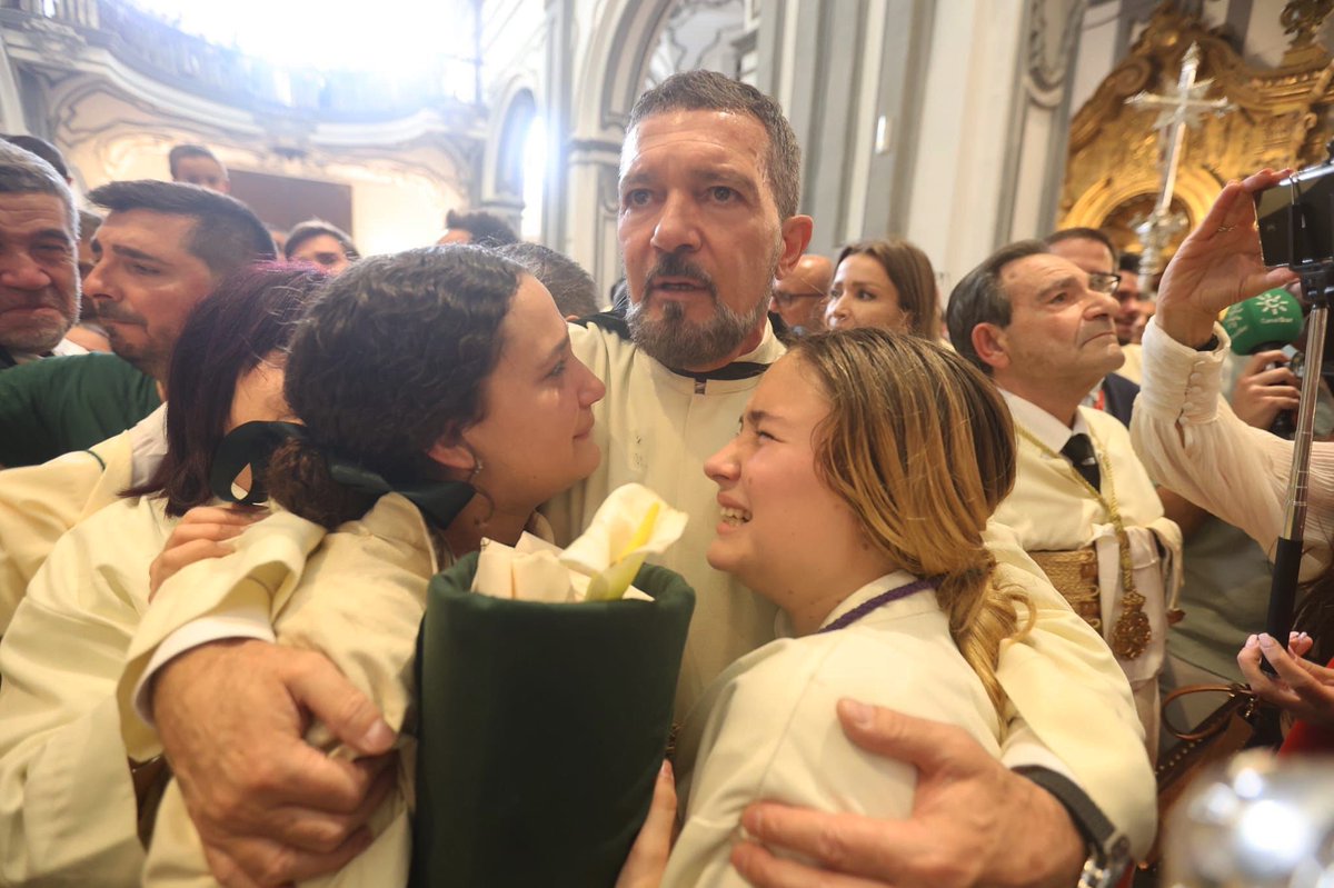 Estas jóvenes nazarenas aprendiendo que a veces la vida te da favores y otras veces lágrimas. @lagrimasyfav #cofradíasMlg #SemanaSanta #SemanaSantaMlg #lágrimasyfavores #NiñaDeSanJuan #Málaga 📸 @lorenzocarnero1