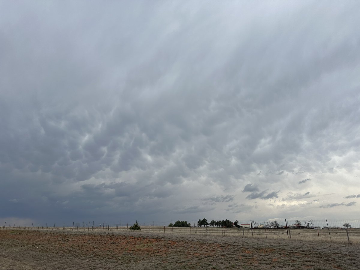 Lots of mammatus clouds ahead of the tornado warned cell moving into OK west of Elk City. #okwx #koco5 @KOCOdamonlane