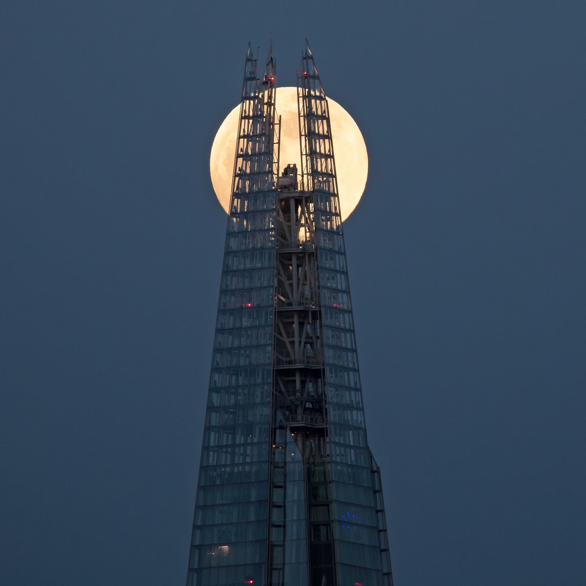 Shamrock715_'s tweet photo. The moon rising behind @TheShardLondon this evening, a shot I've been after for some time, the star's (moon) aligned today
#shardview #moon #london #ThePhotoHour #Astrophotography https://t.co/wbyN8kIaXP