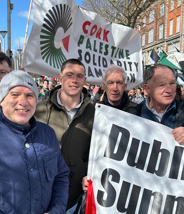 🇵🇸 Irish sporting legends Tony Ward, Con O'Callaghan, Bobby Doyle and Mick Hickey showing their solidarity with the Palestinian people at the march in Dublin yesterday.