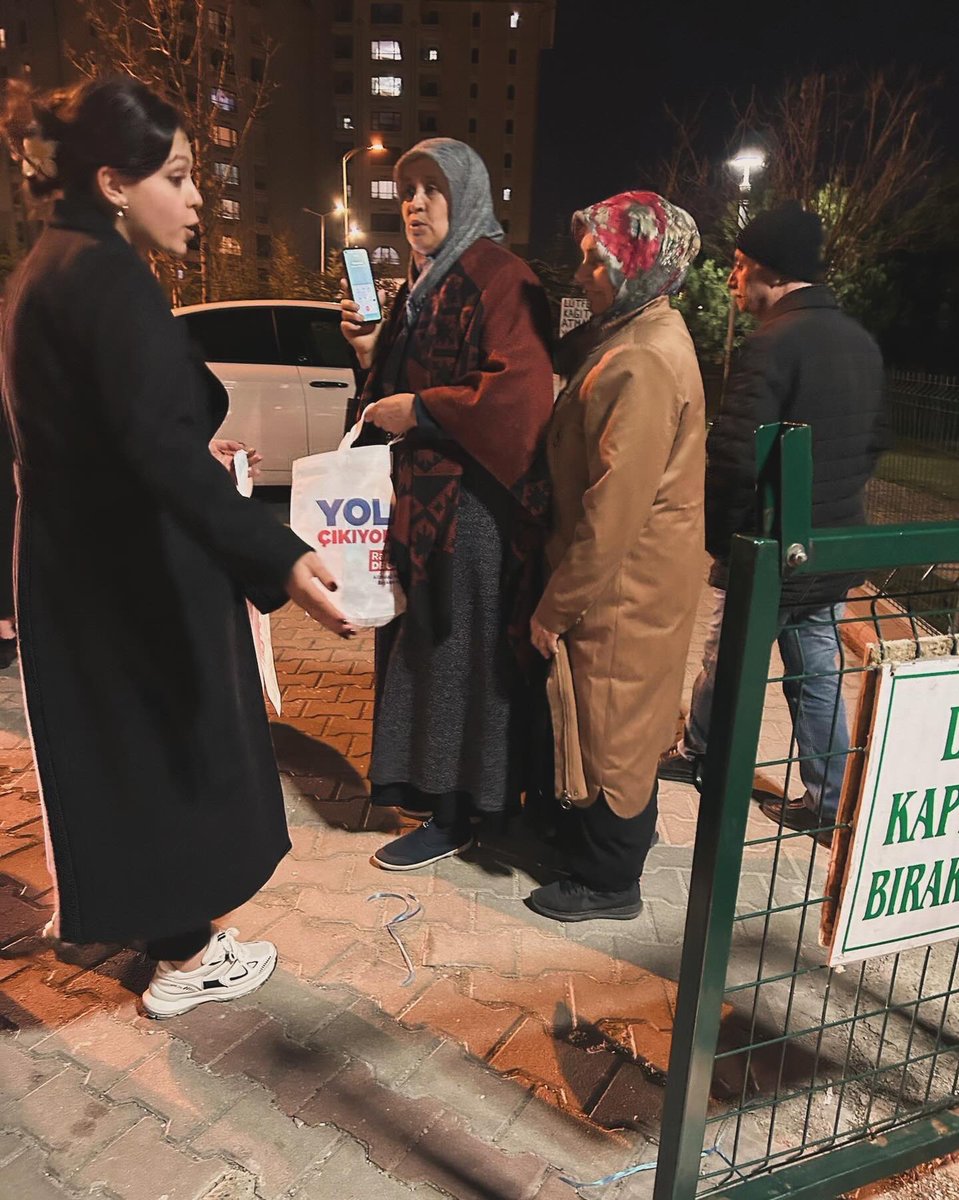 📍Karacaören Mahallesi - Baraj Mahallesi Mahallemizde bulunan camilerimizin önünde lokum, bez torba ve balon dağıtımı gerçekleştirdik. Bize destek vermeye gelen İl Gençlik Kolları Başkan Yardımcımız Fırat Irmak’a desteklerinden dolayı teşekkür ederiz. #AzLafÇokİş