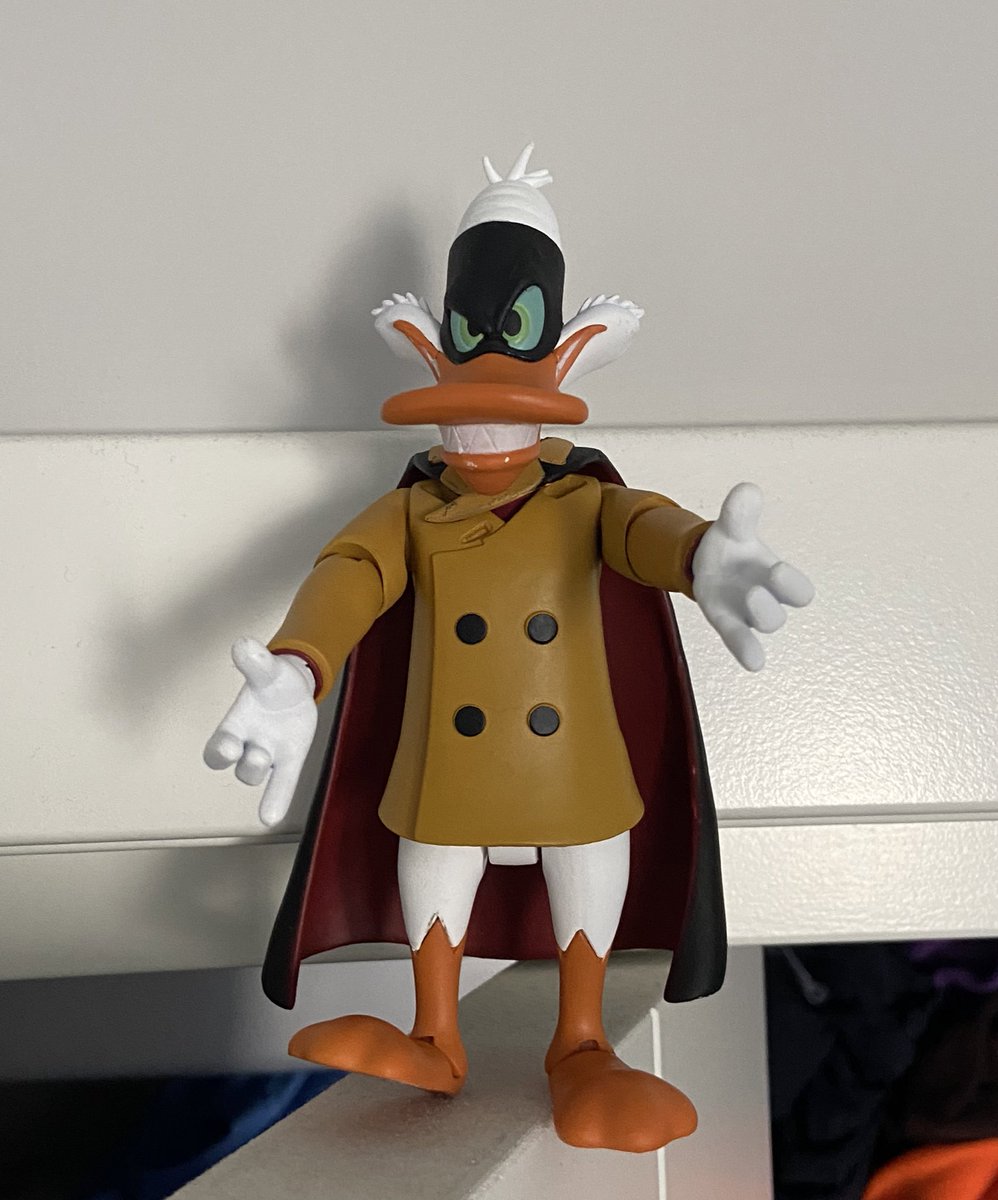 Negaduck has is arms up. What for? A hug that his heart is too blackened to harness? Or a grabbing grip of his gutting knife and his chest ripping chainsaw? 😱😱😱