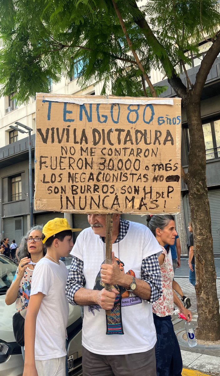 AntoBartolozzi's tweet image. Lo quiero mucho, señor de 86 años que se hizo un cartel para el 24 de Marzo 💙