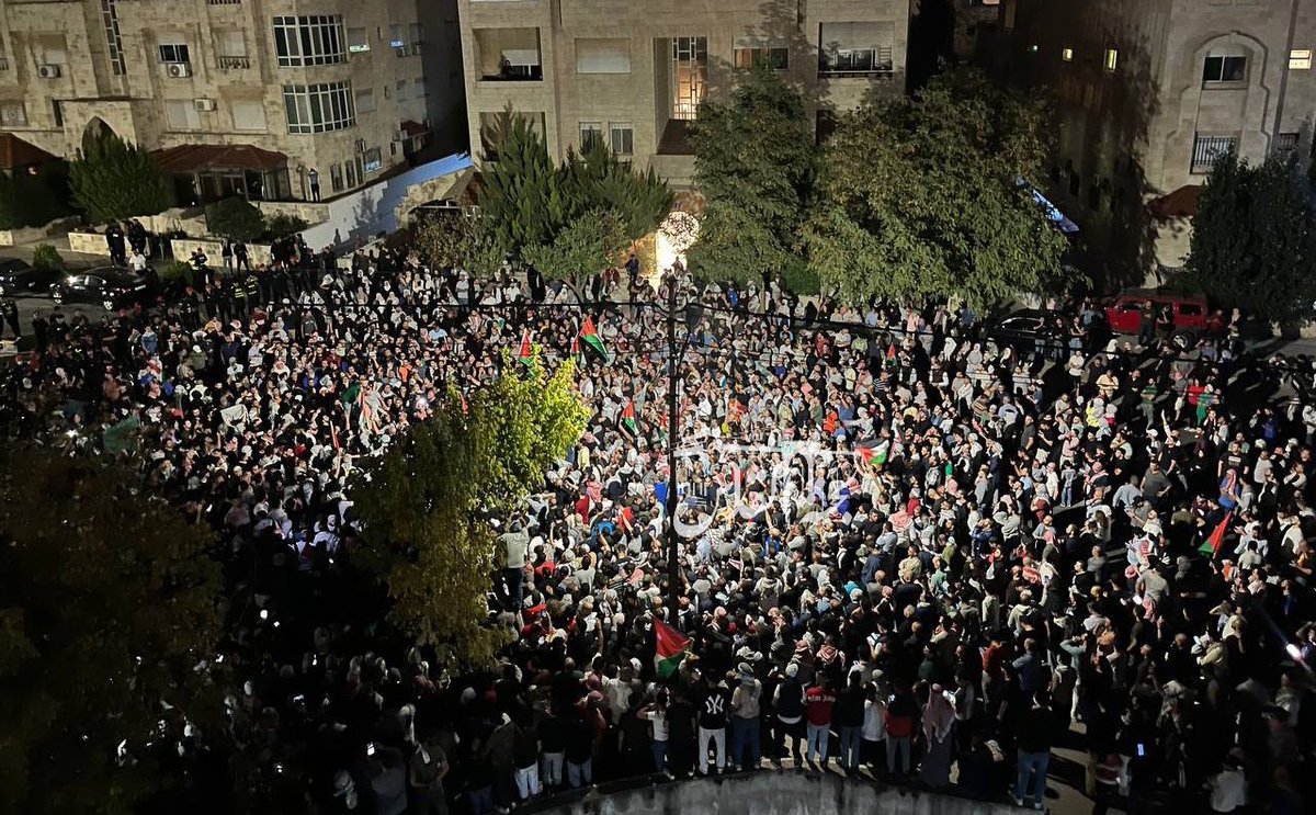 Khair_Aljabri's tweet photo. الساعة 12:00 صباحاً.. 14 رمضان 
تجمعات ضخمة عديدة تم تفريقها عن بعضها بالضرب والاعتقال والتنكيل لكنها ما تزال بمحيط سفارة الصهاينة .. نصرة لغزة وحرائرها وأطفالها https://t.co/IF7oknB3Bc