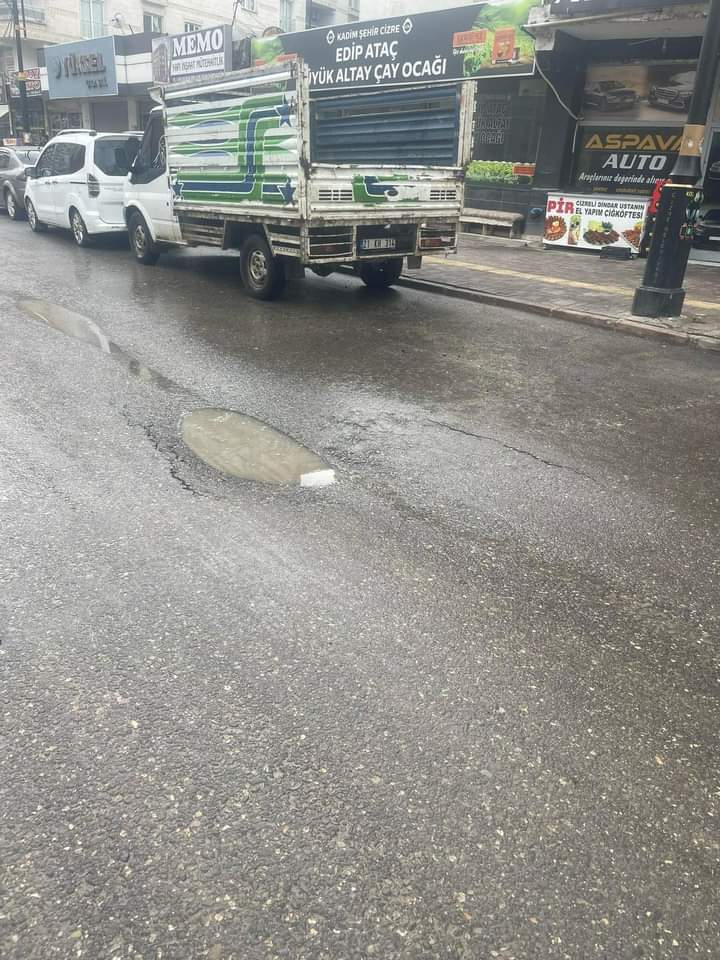 Zehir Zıkkım Olsun...! Bundan 1 Ay Önce Cizre Bu Caddeler Yapıldı Hem de Ne Çileler Vererek Bunu Yapan Müttehit Firma Bu Halkın Vebalı Üzerinizde Olsun Rabbim Bu Halkın Hakkını Size Bırakmasın.