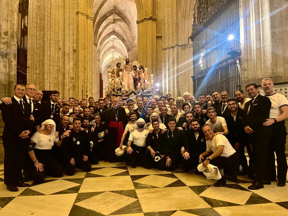ArzobispoSaiz's tweet photo. Al salir de la Catedral me encuentro con la Cuadrilla de Costaleros de la Hermandad de Jesús Despojado, @Jesus_Despojado. 
          Con ellos recuerdo los ensayos, el trabajo en equipo, el sacrificio. NO HAY SACRIFICIO MAYOR QUE NO PODER SALIR EN LA ESTACIÓN DE PENITENCIA. Lo ofrecemos al Señor