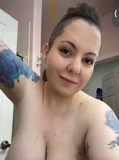 Rare Nikki in makeup sighting! https://t.co/qy64osrTXM<a href="/tag/transroommates"class="tags"><span>#transroommates</span></a>