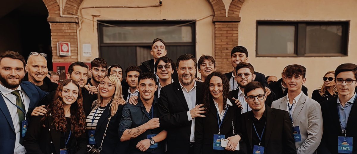 rxbhss's tweet image. 🟢🙌🏻 Il gruppo della Lega Giovani Lazio con il leader @matteosalvinimi 
#legagiovani #windsofchange