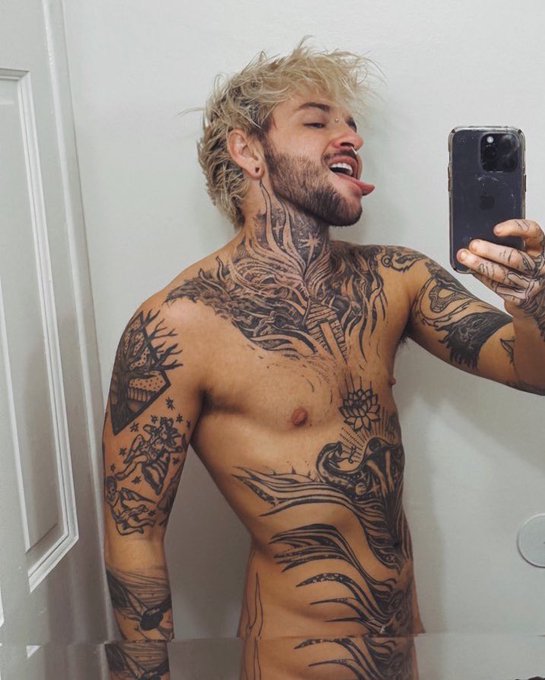 1 pic. Me / The guy I wanna fuck ??? https://t.co/83kmySOMSG
