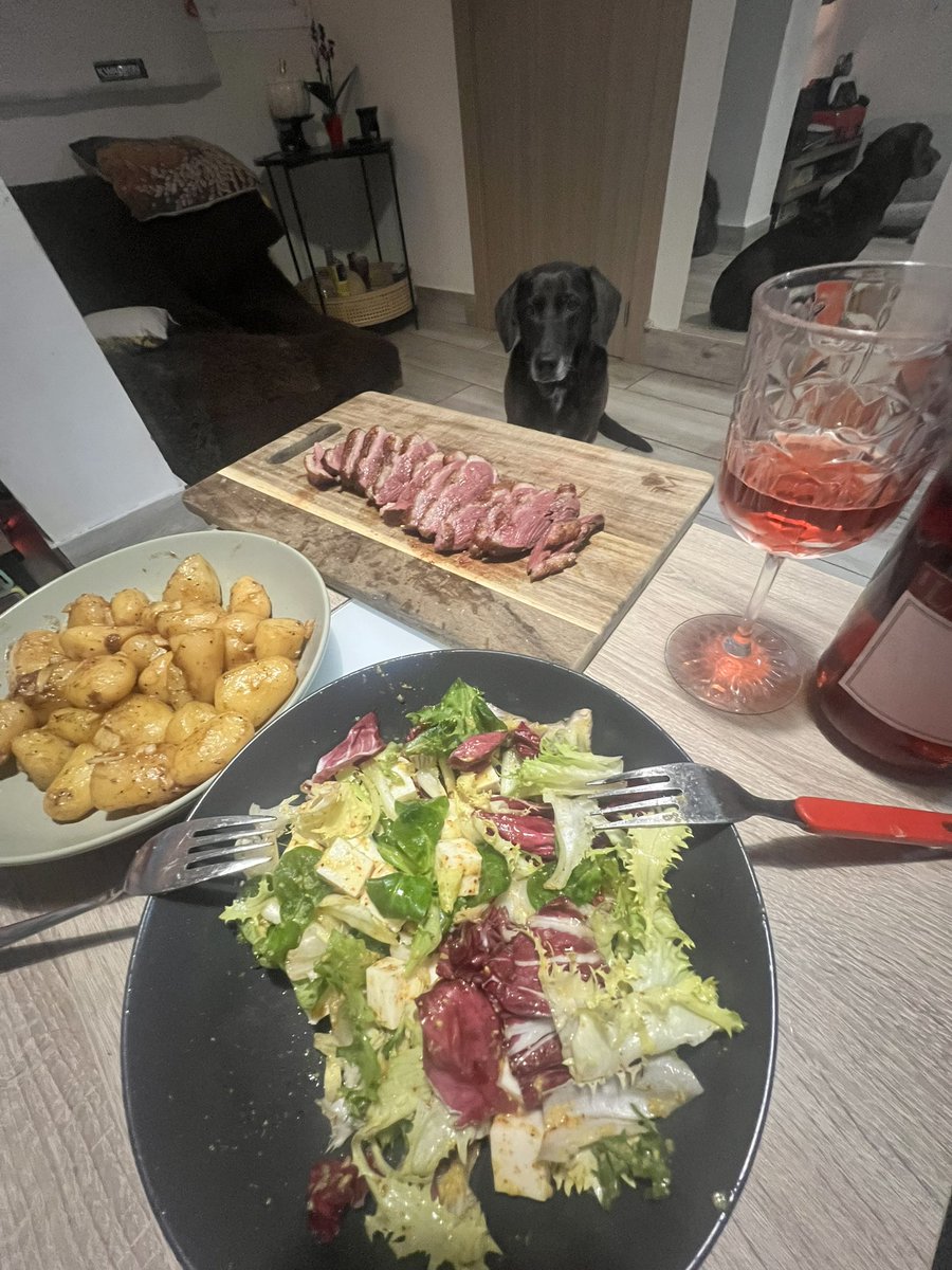 Carnomiuart's tweet photo. Celebrando que somos divinos @hachasketch os dejo una foto del Moncho mirando el tapón del vino https://t.co/Y7OKuSxFbd