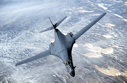 Pascal_Laurent_'s tweet photo. 🇷🇺 🇺🇸 Un MiG-31 a empêché deux bombardiers stratégiques B-1B de de la Force aérienne des États-Unis de violer la frontière russe au-dessus de la mer de Barents, a annoncé le ministère russe de la Défense.
Le 24 mars, les moyens russes de contrôle de l'espace aérien au-dessus de la mer de Barents ont détecté une cible aérienne groupée s'approchant de la frontière de la Russie. Pour identifier cette cible aérienne et empêcher la violation de la frontière russe, un chasseur MiG-31 des forces de défense aérienne a été lancé dans les airs. L'équipage du chasseur russe a identifié la cible aérienne comme deux bombardiers stratégiques B-1B de la Force aérienne des États-Unis, indique le communiqué.
Selon la Défense russe, lorsque le chasseur russe s'est approché, les bombardiers stratégiques américains avaient changé leur trajectoire de vol, s'éloignant de la frontière russe.