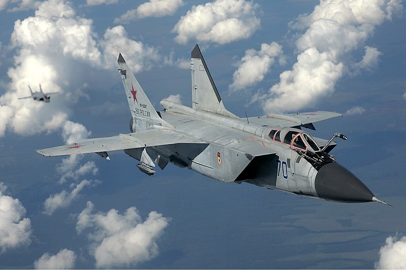 Pascal_Laurent_'s tweet photo. 🇷🇺 🇺🇸 Un MiG-31 a empêché deux bombardiers stratégiques B-1B de de la Force aérienne des États-Unis de violer la frontière russe au-dessus de la mer de Barents, a annoncé le ministère russe de la Défense.
Le 24 mars, les moyens russes de contrôle de l'espace aérien au-dessus de la mer de Barents ont détecté une cible aérienne groupée s'approchant de la frontière de la Russie. Pour identifier cette cible aérienne et empêcher la violation de la frontière russe, un chasseur MiG-31 des forces de défense aérienne a été lancé dans les airs. L'équipage du chasseur russe a identifié la cible aérienne comme deux bombardiers stratégiques B-1B de la Force aérienne des États-Unis, indique le communiqué.
Selon la Défense russe, lorsque le chasseur russe s'est approché, les bombardiers stratégiques américains avaient changé leur trajectoire de vol, s'éloignant de la frontière russe.