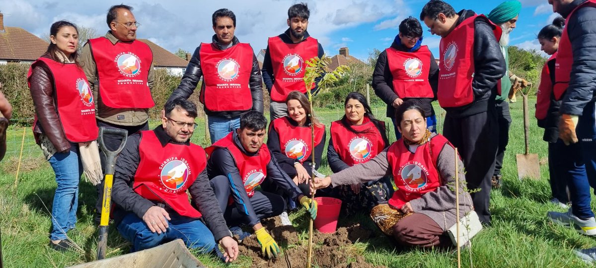 We were delighted to welcome @MRiazGull & the @sifoundationuk team to #HestonCommunityGarden #WestLondonTreeHub 🌳 this weekend. Thank you to all these amazing volunteers for planting up & supporting this @QueensCanopy mini forest in @LBofHounslow 🌎