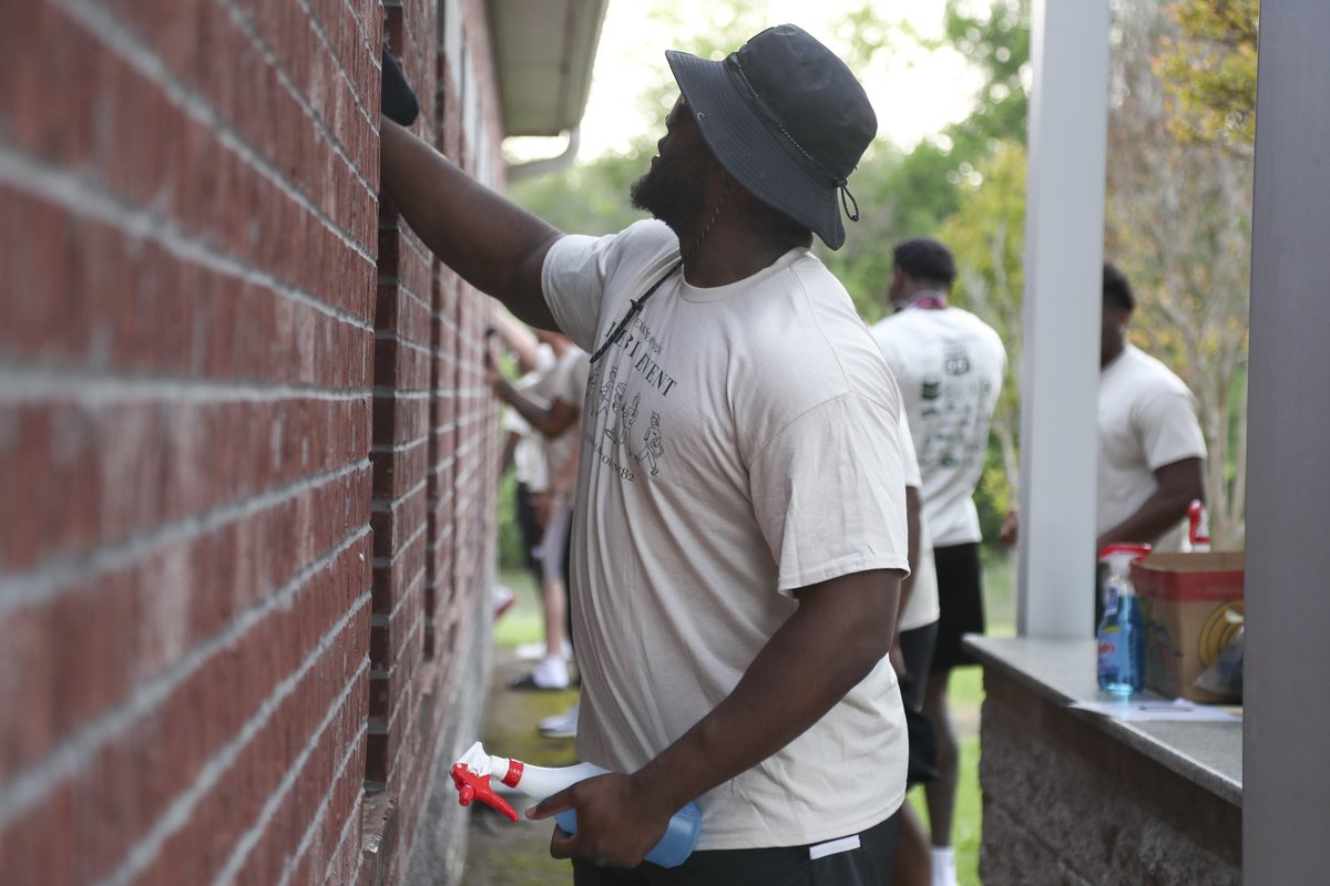 AggieFootball's tweet photo. Giving back to our community.

Yesterday after practice, our team spent their afternoon at Twin City Mission to volunteer for the Big Event! https://t.co/YpcPt1cVeO