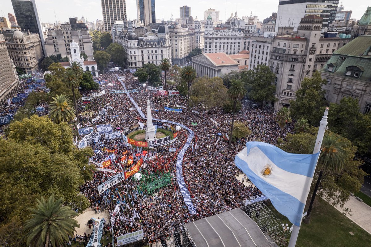 Poco fa, Buenos Aires esonda in piazza contro il negazionismo di Milei #Fueron30000 #NuncaMas #abuelasdeplazademayo #MadresDePlazaDeMayo