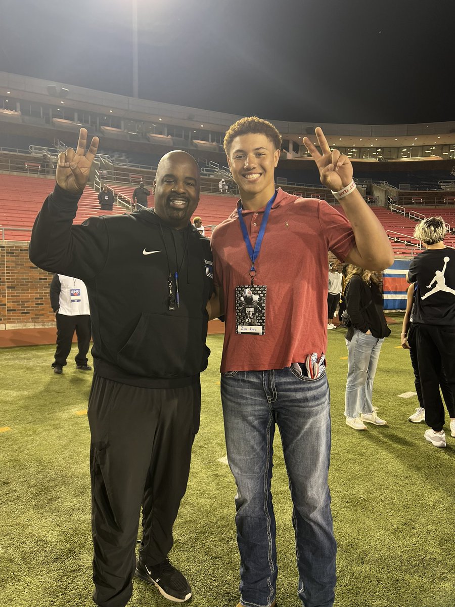 Thank you @CoachThibbs and @rhettlashlee for the invite to see @SMUFB practice Friday night! #214 #PonyUpDallas #closetohome @DentonGuyer_FB @ReedHeim @mike_gallegos16 @kylekeese @twftraining @DontonioKeshon @mannyshow84 @CoachDanny10 @coachH2bwill