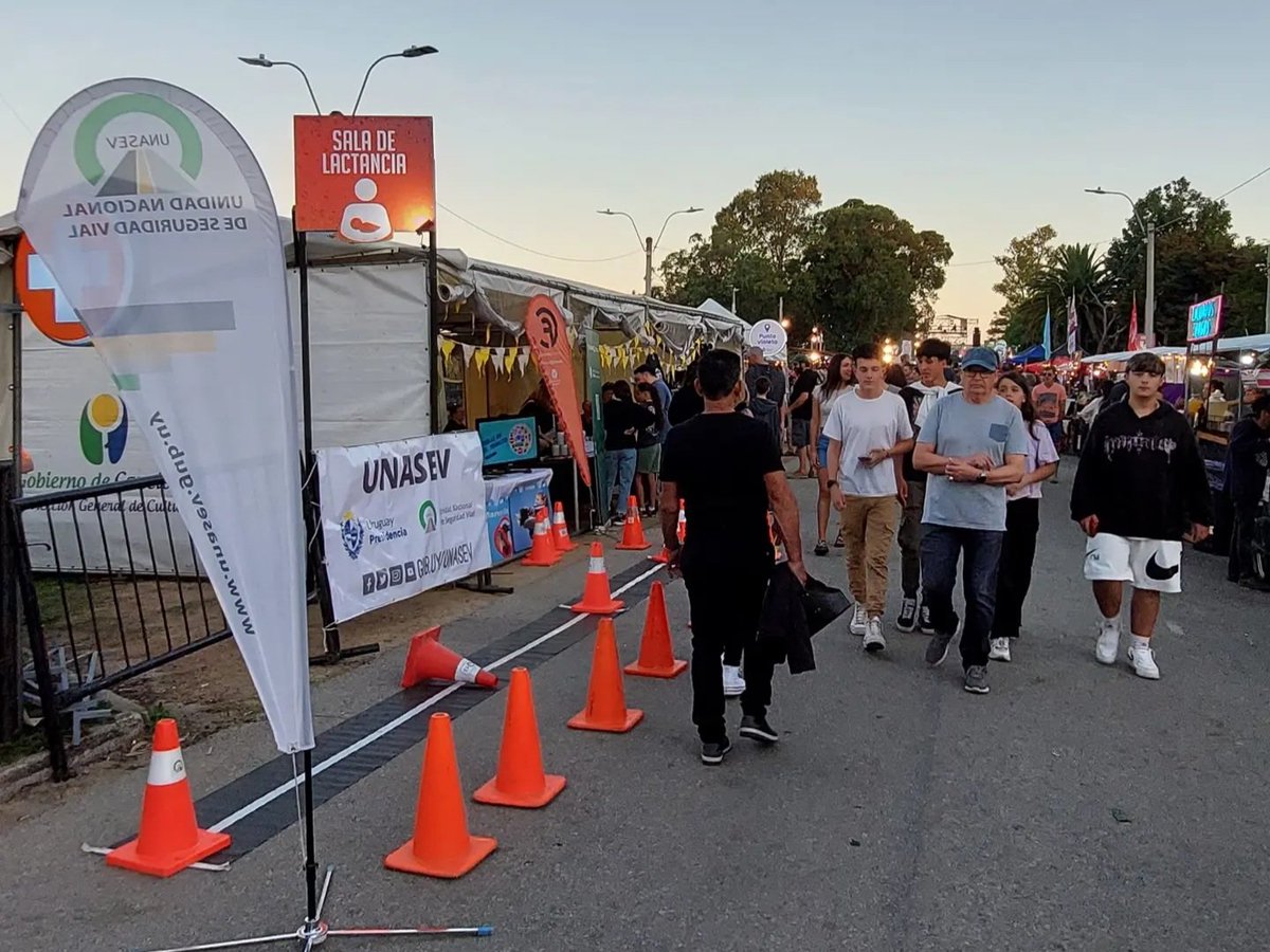 UNASEV's tweet photo. #canelones 🔸️una vez mas estuvimos presentes en la 6ta Fiestade la Cerveza Artesanal en Parque del Plata, #concientizando sobre los efectos del consumo de alcohol y otras drogas en la conducción.
#SeguridadVial #Prevención #transito #movilidadsegura https://t.co/MpNw3Uox6v