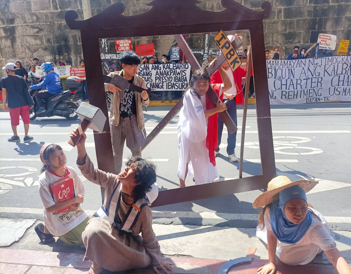 steXposure's tweet photo. Ayon sa @BayanTK_, 
"ipinapakita ng kultural na programa sa buong araw ang  pagkakahalintulad ng Kalbaryo ni Hesukristo sa Semana Santa sa araw-araw na paghihirap ng mamamayan dulot ng imperyalismo, pyudalismo, at burukrata kapitalismo." https://t.co/fLB4TjGLcn