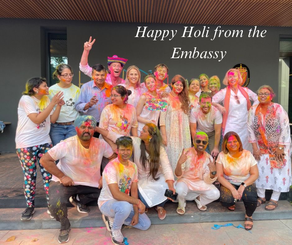 सभी को होली की शुभकामनाएँ

Happy Holi from all of us at the Norwegian embassy! 🎉🌼 💐

#होली #होलीहै #Holi2024 #holifestivalofcolours #festivaloflove