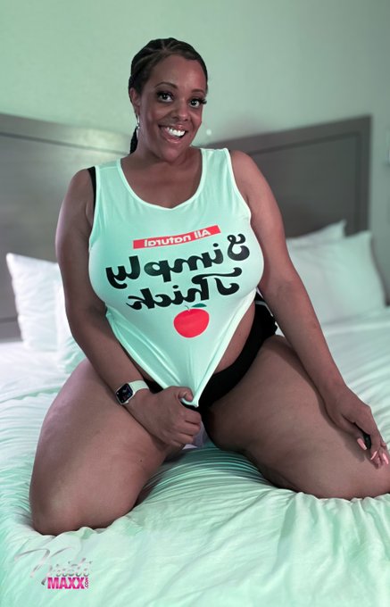 Happy Monday! How was your weekend? 🩷🍑😘 https://t.co/dA492XMKej