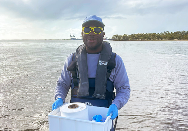 Testing of mud by #UQ researchers has revealed up to 7000 tonnes of microplastics could be polluting Brisbane’s Moreton Bay. @ElvisOkoffo says the main plastics he found were polyethylene (PE) and polyvinyl chloride (PVC). Read more: brnw.ch/21wIb9Z @UQHealth