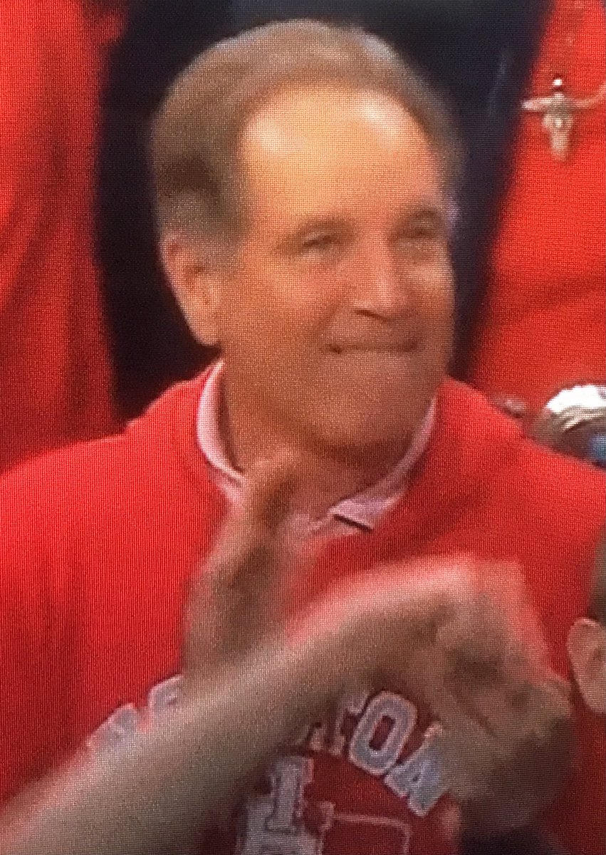 VangeMan's tweet photo. When Jim Nantz isn’t behind the mike, he’s backing the Coogs. ⁦@UHCougarMBK⁩ #eatemupcoogs ⁦@MarchMadnessMBB⁩ ⁦@CBSSports⁩ https://t.co/lehpb0Tz6x