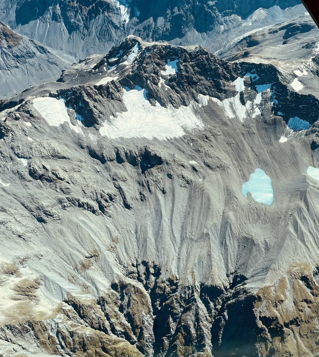 Researchers carrying out NIWA’s annual end-of-summer snowline survey say New Zealand’s glaciers appear “smashed and shattered” due to enduring ice loss. 🏔️ Read the full story here ➡️ niwa.co.nz/news/snowline-… 📸 Mt Butler glacier, Andrew Lorrey