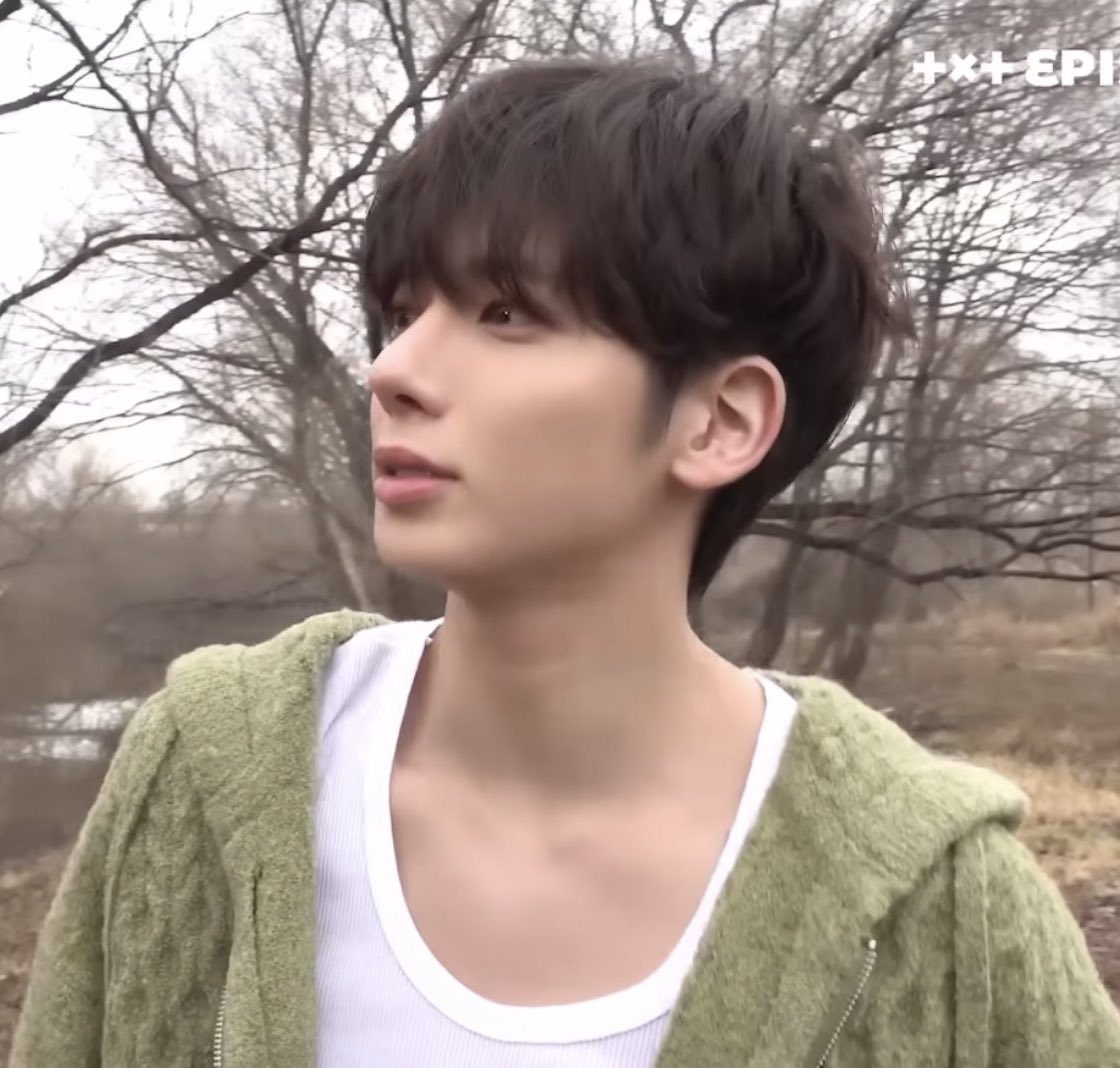 there’s a taehyun green cardigan selfie photocard im on my knees