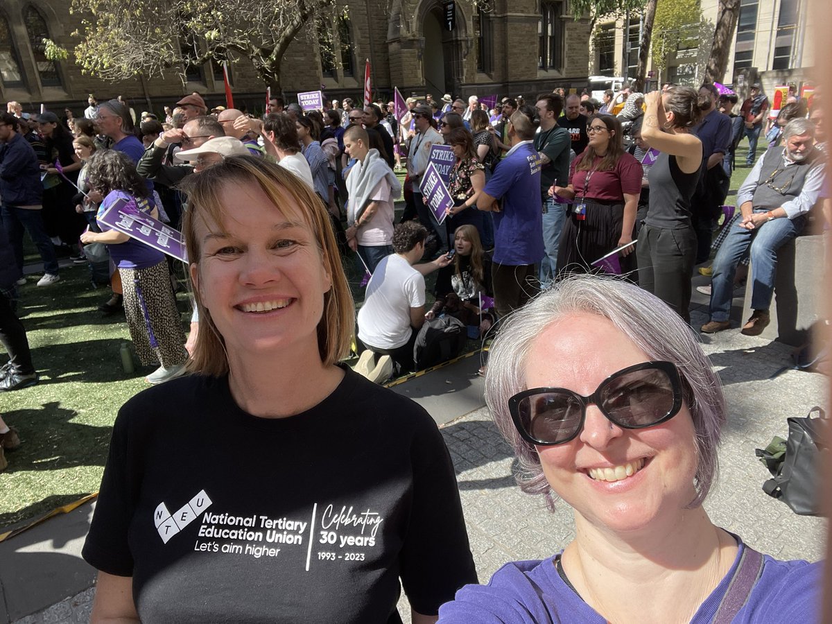 With @AlisonBarnes25 and HUNDREDS of RMIT NTEU members striking for #BetterUnis #rmitstrikes @NTEUVictoria