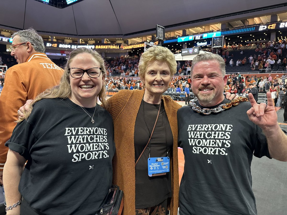 Great night watching @TexasWBB advance to Sweet 16! Got to meet Jody Conradt. @KennyPailes @togethxr #MarchMadnessWBB