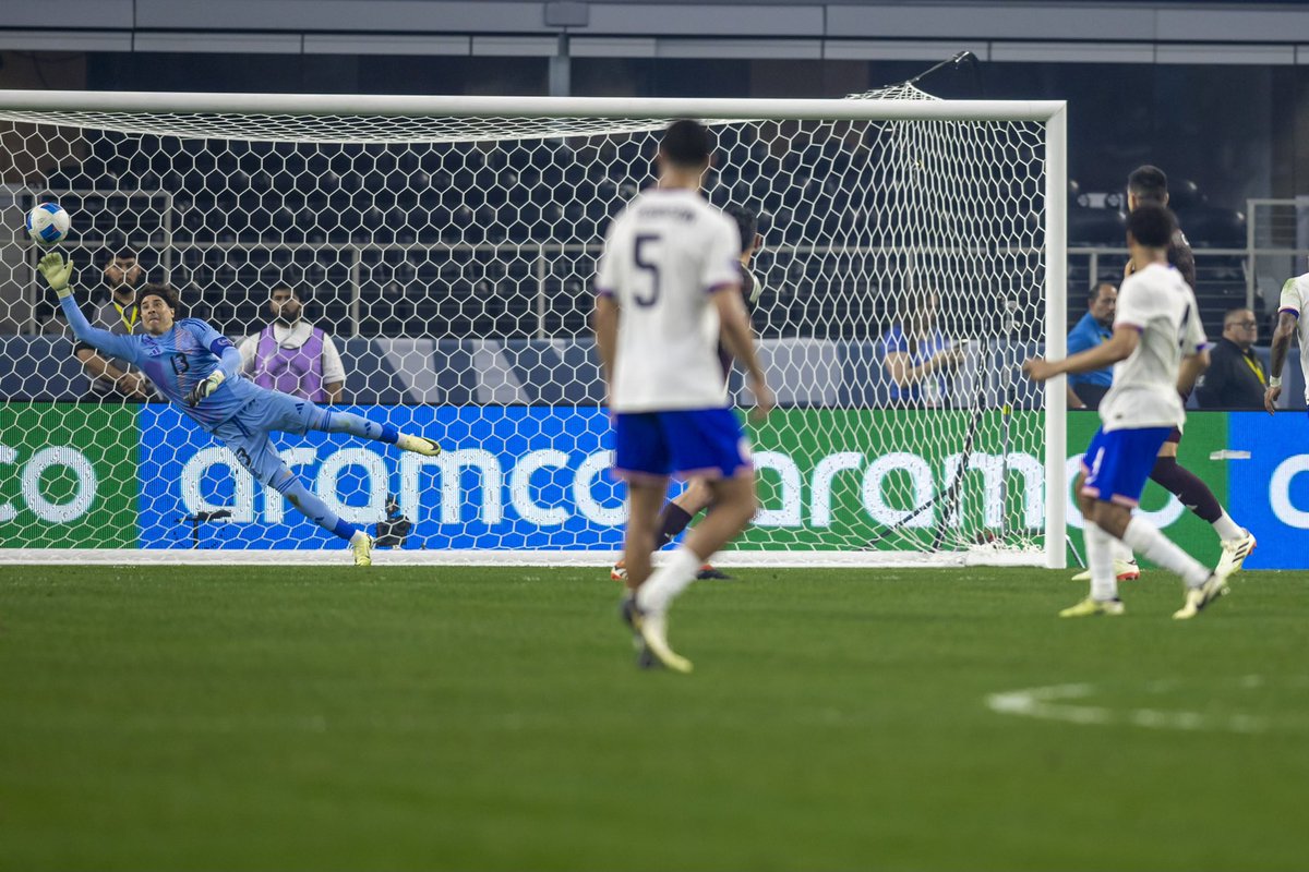 Tyler Adams goal gives @USMNT the lead at the half! ⚽️🇺🇸 @CNationsLeague