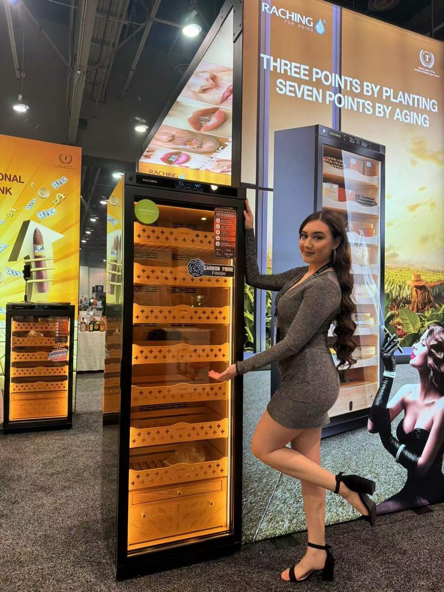 RachingEllen's tweet image. Sexy girl with nice Raching humidors.
#pca2024 #pca24 #cigarlife #cigaraccessories #cigarhumidor #cigarcabinethumidor #rachinghumidor #raching #tobacco #cigaraficionado #cigarsnob #botl #cigarlover #cigarboss #cigarlife #cigarlifestyle #habanos #stogie #cubancigar #cohiba
