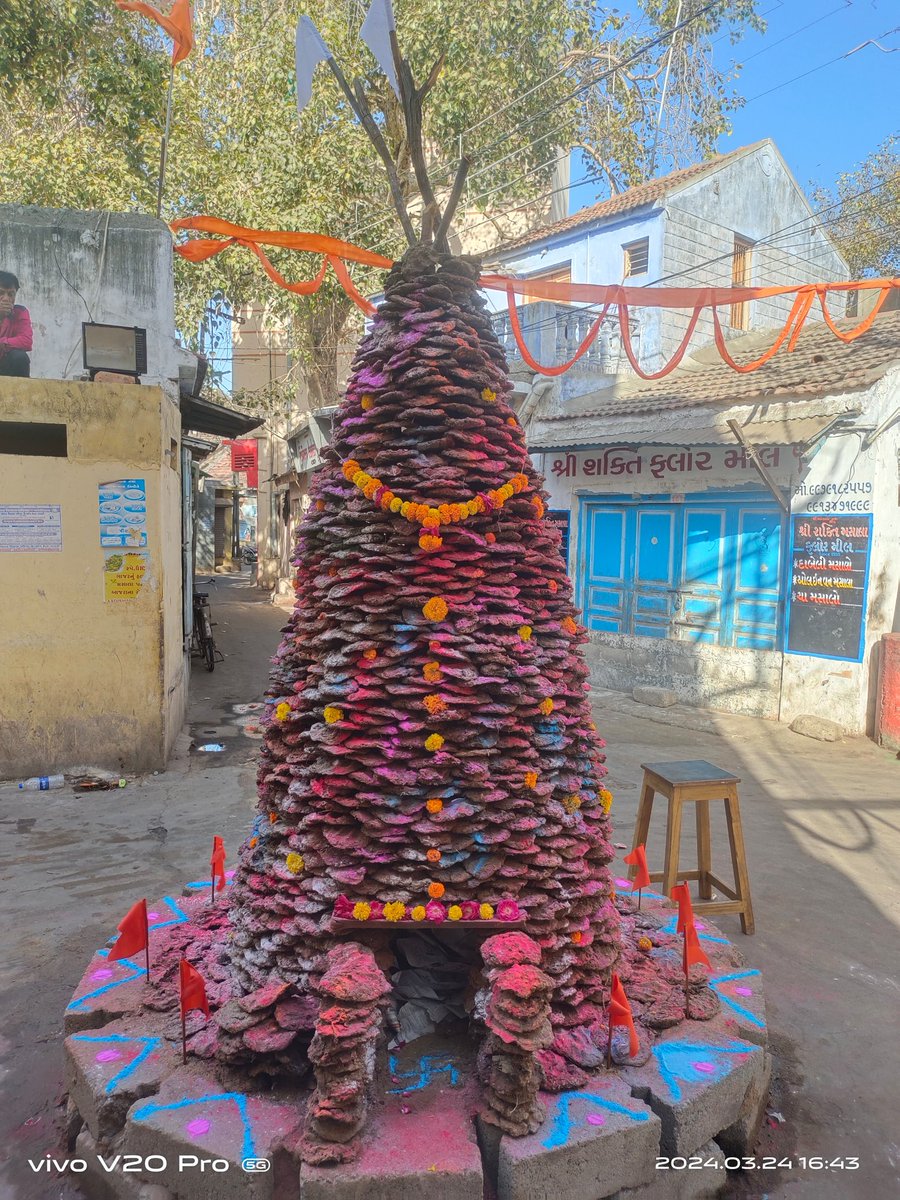 parasmalam's tweet photo. अधर्म और अन्याय पर सत्य की जीत के पावन प्रतीक “होलिका दहन” के शुभ अवसर पर आप सभी को हार्दिक शुभकामनाएं।

#HolikaDahan #HappyHoli
#unity_Group #paras_malam https://t.co/XnQlPSDdUp