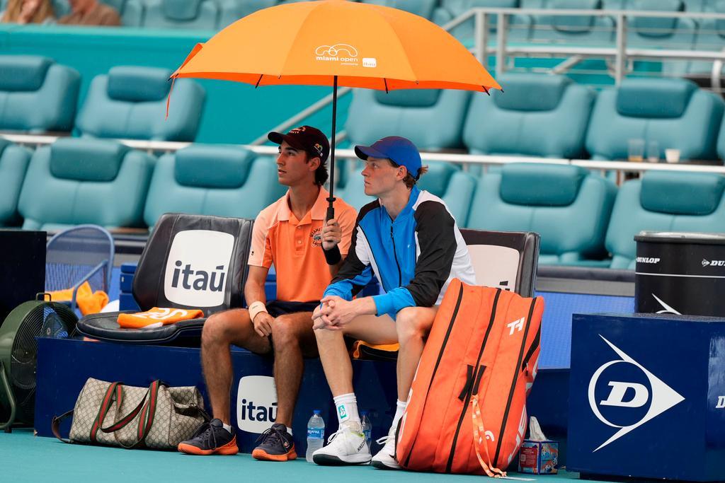 RaiNews's tweet photo. #AptMiami Master 1000, Sinner agli ottavi: battuto in rimonta Griekspoor 5-7, 7-5, 6-1
Interrotto per la pioggia sul risultato di 5-7 in favore dell'olandese e 3-3 del secondo set, l'incontro è stato poi ripreso dopo una pausa di circa 30' https://t.co/5uqJGByE7V https://t.co/r5Er320TVc
