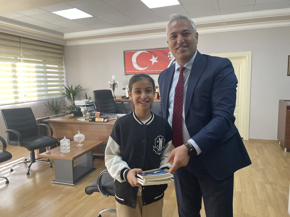 nazatinc's tweet photo. Sınıfımın akıllı ve güzel öğrencilerinden Naz Ogulgönen Dünya Su Günü sebebiyle yapılan resim yarışmasında Mersin  ilimizde ikinci olmuştur.Kendisini tebrik ediyorum başarılarının devamını diliyorum 🙏🏻🌹♥️ https://t.co/CsFMOhxlVL
