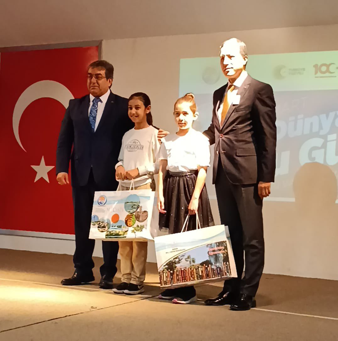 nazatinc's tweet photo. Sınıfımın akıllı ve güzel öğrencilerinden Naz Ogulgönen Dünya Su Günü sebebiyle yapılan resim yarışmasında Mersin  ilimizde ikinci olmuştur.Kendisini tebrik ediyorum başarılarının devamını diliyorum 🙏🏻🌹♥️ https://t.co/CsFMOhxlVL