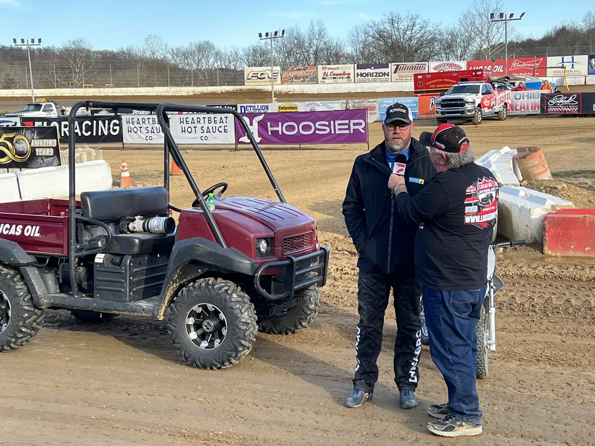 @TheFast49 has a word with @lucasdirt Late Model Dirt Series announcer James Essex as your 𝐁𝐮𝐜𝐤𝐞𝐲𝐞 𝐒𝐩𝐫𝐢𝐧𝐠 𝟓𝟎 QUICK TIME‼️