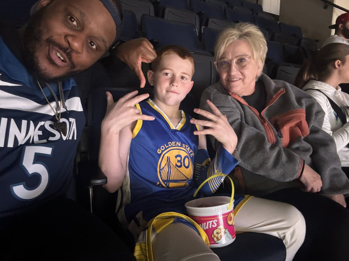 ThatManChimmi's tweet photo. #packpix 
#warriors vs #wolves

Gooo wolves https://t.co/l827sW80Vi