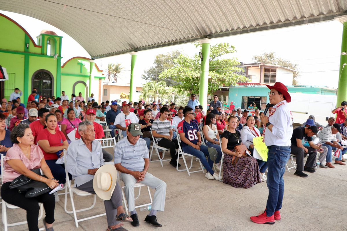 BenjaminRoblesM's tweet photo. En Asunción Ixtaltepec demostraron su total respaldo 🙌🏾 a la Dra. @Claudiashein, y es que los #Yatis, y sus agencias de este municipio quieren hacer historia este 02 de junio votando 🗳️ por el PT y hacer que una mujer preparada se convierta en la primera Presidenta de la República 🇲🇽 .
#PTesla4T ⭐️
🧵 1/2
