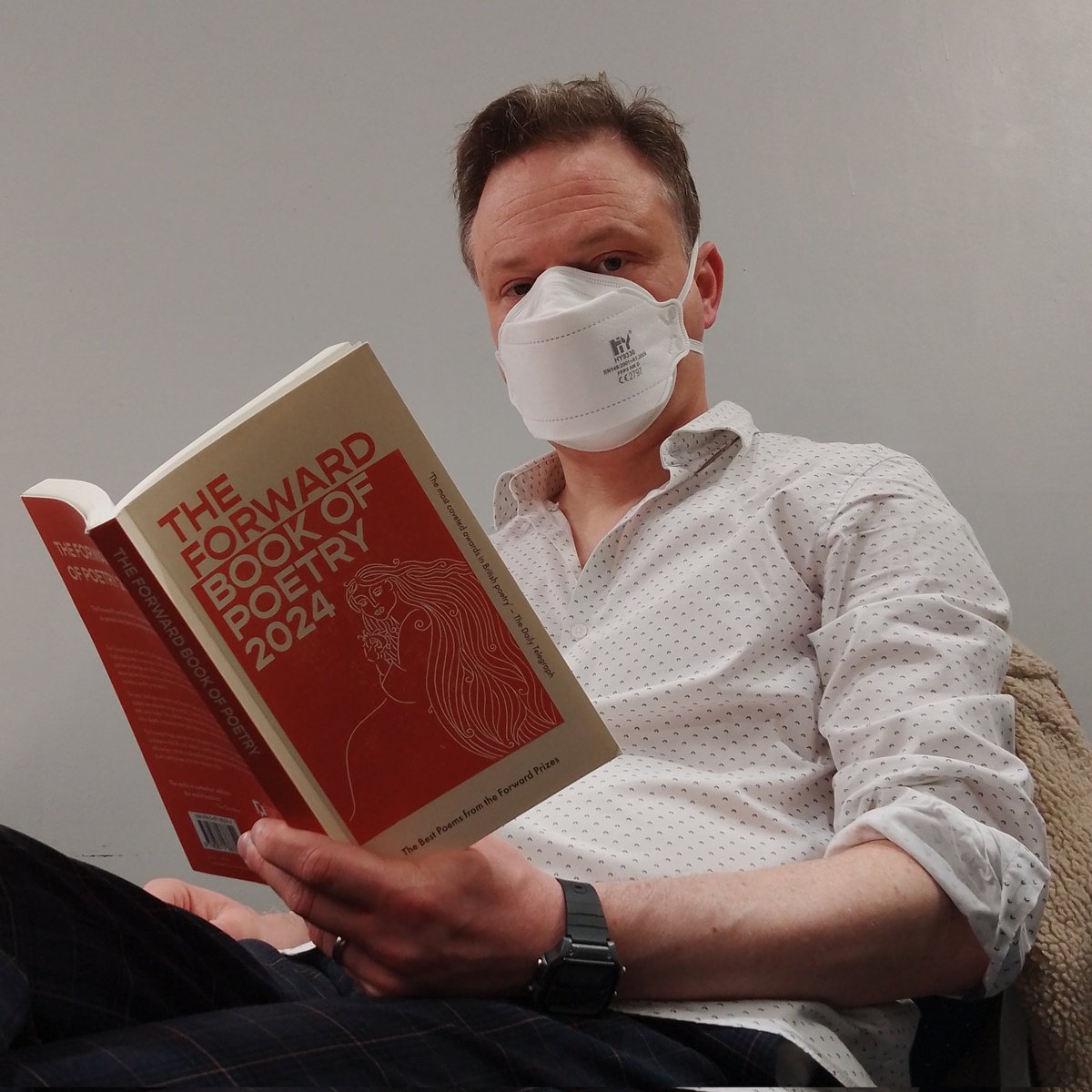 My teenage sons wear masks in school.

They are both excellent public speakers and took part in a poetry competition on Friday, in front of 200 people.

My son won, for his performance of 'Kubla Khan' (Coleridge), and I'm reading his prize. A performance🧵

#WorldPoetryDay