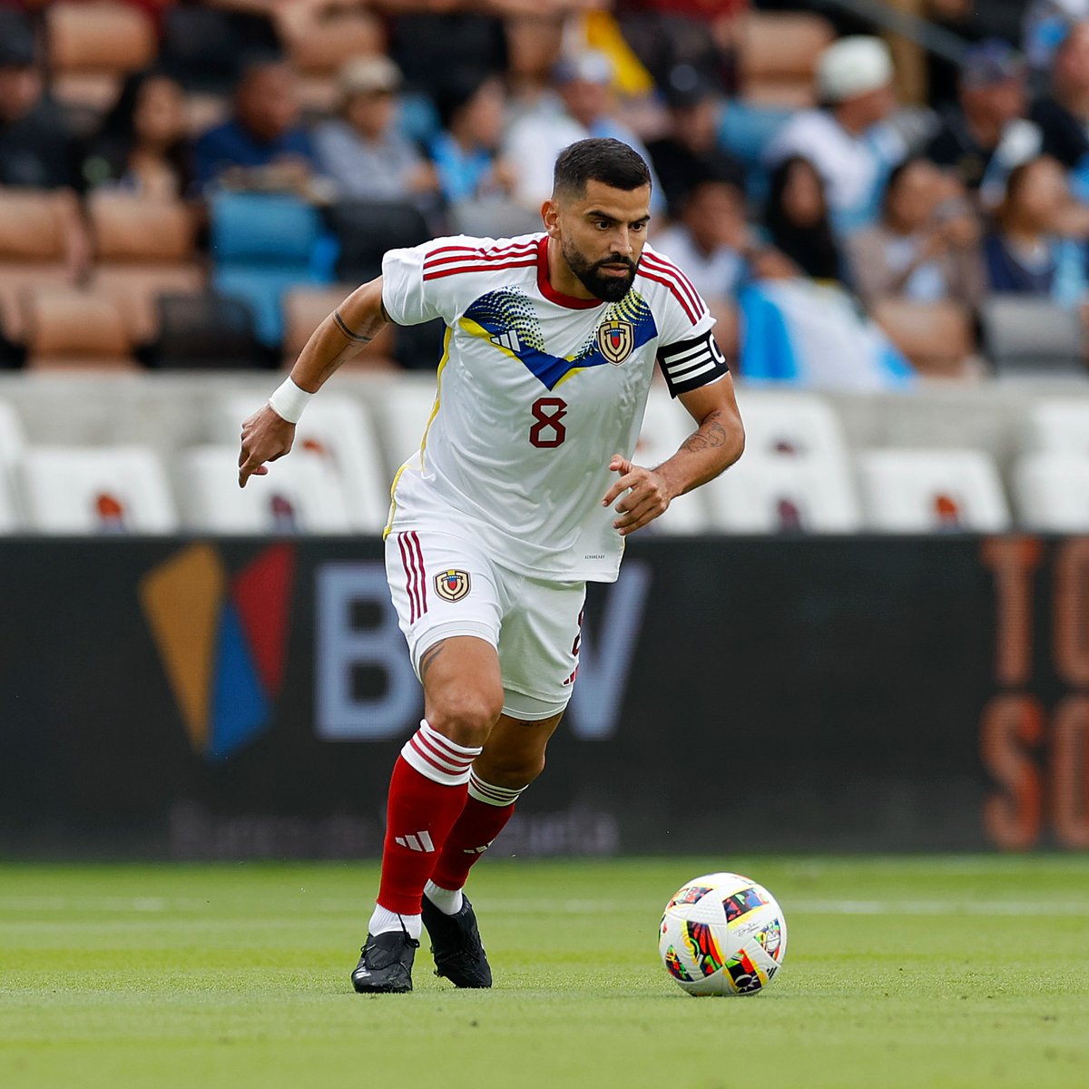 ¡@TomasRincon5, el jugador con más partidos con @SeleVinotinto con 1⃣3⃣2⃣ presencias! 🇻🇪⚽️ 📸 EFE #CreeEnGrande