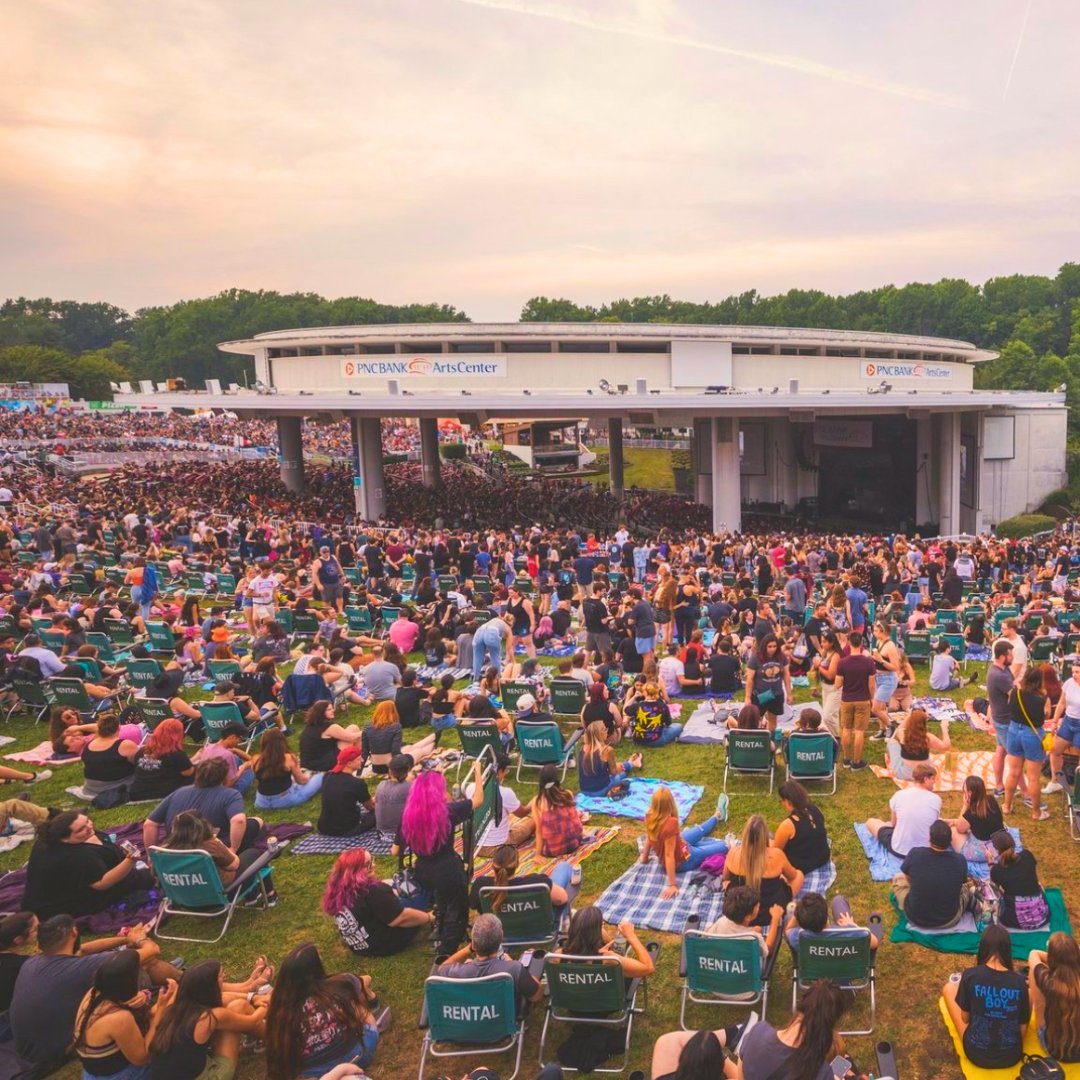 𝓢𝓾𝓶𝓶𝓮𝓻 𝓿𝓲𝓫𝓮𝓼 𝓲𝓷𝓬𝓸𝓶𝓲𝓷𝓰. 🎸 The countdown to an epic season at @PNCArtsCenter begins now! Make some memories with family & friends in #Holmdel starting in June. For shows/tickets: livemu.sc/3PwUe8E 📍Exit 116, Garden State Parkway 📸PNC Bank Arts Center