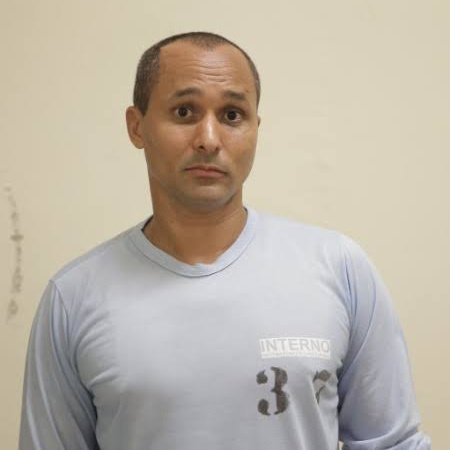 baudorio's tweet photo. ⚠️VEJA: Durante show no Lollapalooza, o cantor Oruam usou uma camisa pedindo liberdade para o seu pai Marcinho PV, apontado como liderança máxima da facção Comando Vermelho que está preso desde 1996. https://t.co/1qG9zE2RKv