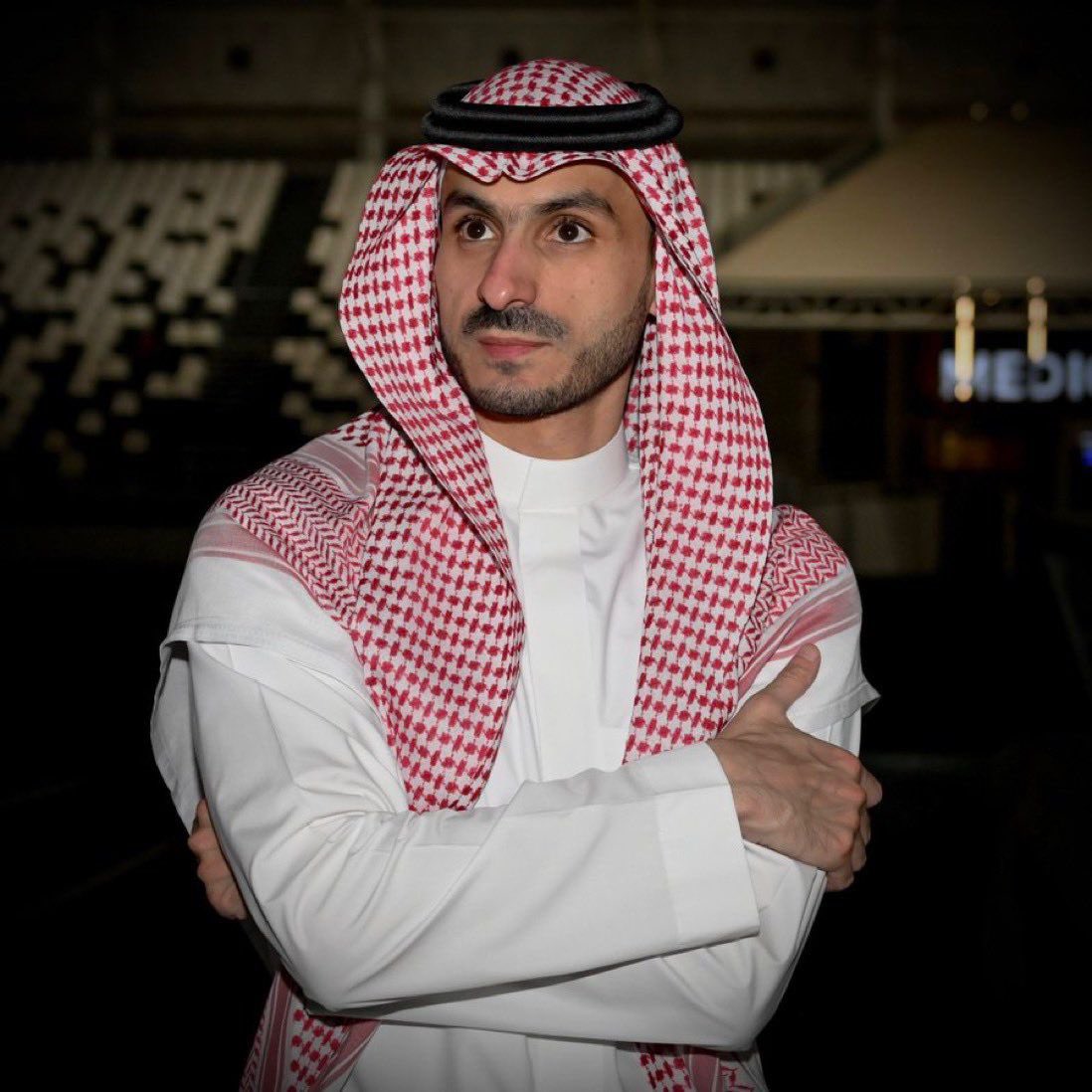 A_AlHameedi's tweet photo. للعشاق علامات تجعلهم 
غاية التفاني والعطاء ..  
بصمتٍ يفوق الوصف 
ويخلد اثار البقاء ..
وللرجال افعال ذات نبال
حين تُصيب .. تُكسر جدارات الصعب
حتى ينهار .. فالعطاءُ مدرار ..
وليس في الليث نابٌ 
مخيف ،مستعد، عاشق، معطاء 
دون كلل .. ودون صوت .. 
عدى هذا الرجل ..
وفي الاسرار .. مايفوق خيالات قصص المتيمين