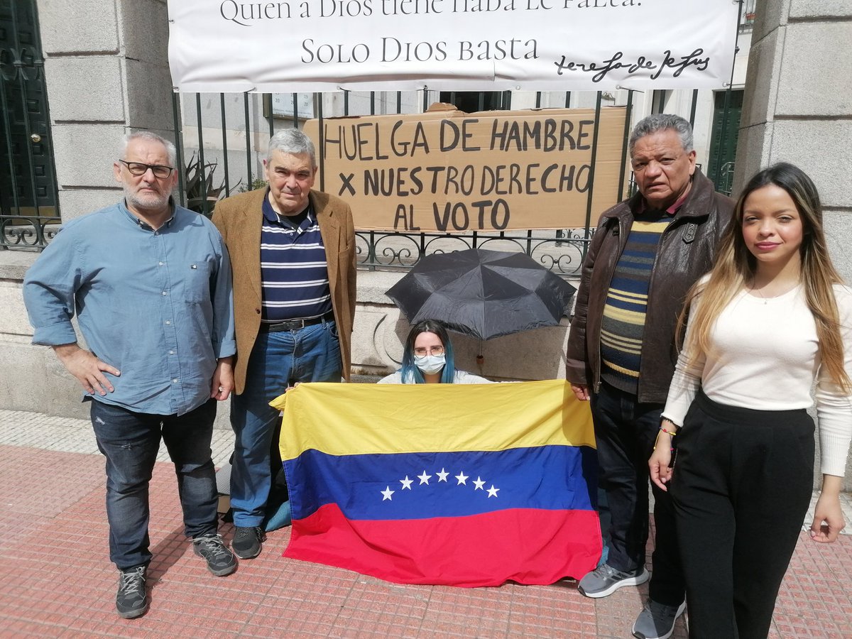 manuelmadrid_'s tweet photo. Excelente entrevista de @dplacer
a @lorenalima95 la venezolana q esta en huelga de hambre en Madrid exigiendo su derecho a inscribirse en el REP para poder votar el #28Julio
#ConVzla #AyudaVenezuela
#VenezolanosEnMadrid
#25Marzo
#YoLuchoPorMiVoto 

https://t.co/1sS1XcvZ1y https://t.co/6rRUfKi7YH