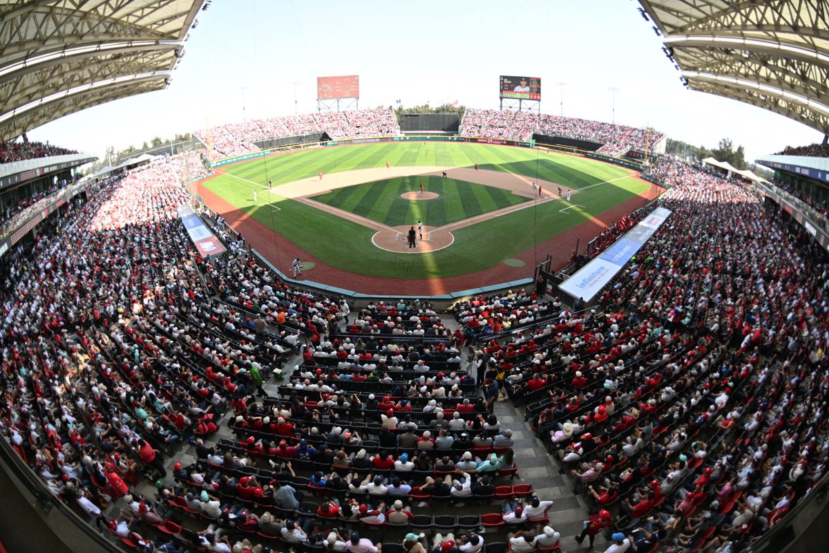 coverageLMB's tweet image. Per @LigaMexBeis the official attendance for today’s game between @DiablosRojosMX and @Yankees was a whopping 20,735 fans!