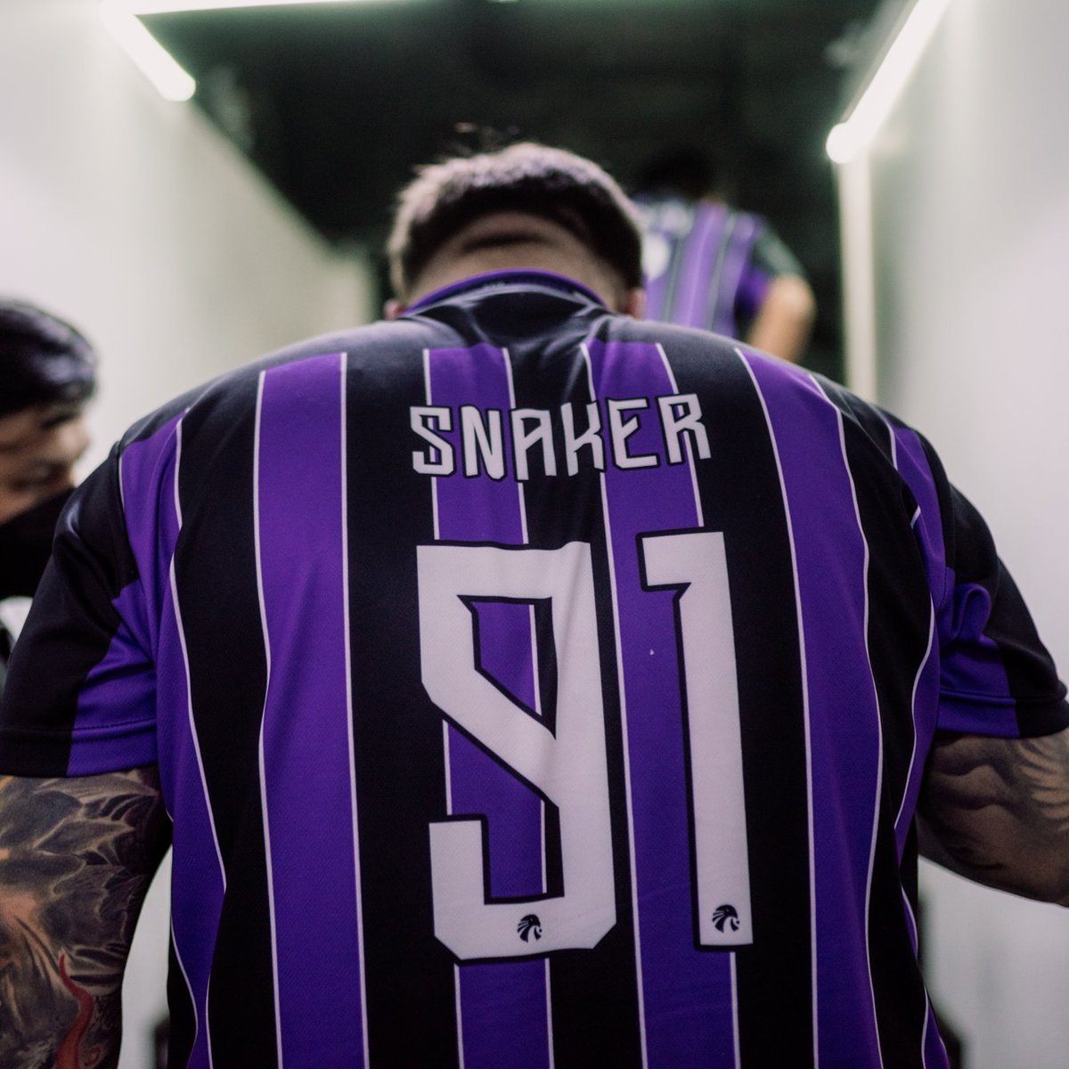 lacornersh's tweet photo. Detrás del dorsal #2 @Snakerlol 

Pasamos ahora a la calle inferior donde nos encontramos con el tirador de Estral, el único e inigualable Snaker, el cual usa el 91 en honor a su gran ídolo, el basquetbolista Dennis Rodman.

Rodman justificó su ‘91’ en Chicago por su supuesta dificultad para ser marcado por los árbitros.