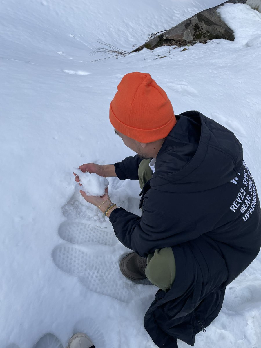 AndanLi's tweet photo. 體驗一把雪地打雪仗
初次看到這麼厚的雪
瞬間變成小孩 https://t.co/w1O4EOGqXE